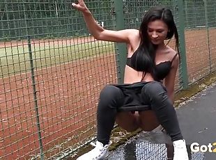 en-plein-air, pisser, public, black, jeans, soutien-gorge