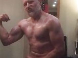 Arrogant muscle Daddy bodybuilder gets turned on flexing his big bi...