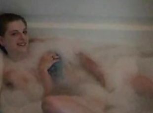 Babe in the tub masturbates her pussy