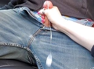 masturbation, en-plein-air, public, amateur, ejaculation-sur-le-corps, branlette, voiture, secousses, point-de-vue, jeans