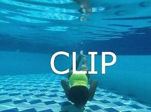 CLIP MY HAIR IN THE WATER