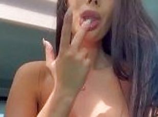 gros-nichons, masturbation, orgasme, public, amateur, milf, voiture, solo, brunette