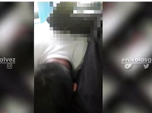 Joven tiene sexo publico en autobus hace sexo oral a chico que eyac...