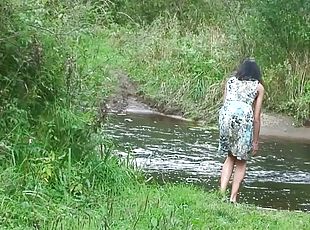 en-plein-air, pisser, chatte-pussy, milf, cam, voyeur, rasé, brunette