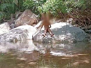 Disfrutando del agua pura y fresca. Desnudo en el rio, nudismo publ...