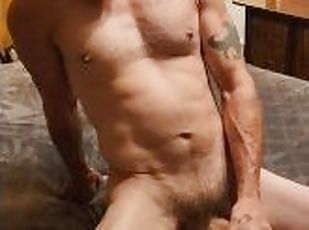 papa, orgasme, amateur, ejaculation-sur-le-corps, énorme-bite, gay, branlette, solo, pappounet, tatouage