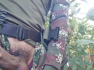 En medio de la guerra hay espacio para masturbarse, militares colombianos soldados latinos sexo real