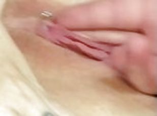 masturbare-masturbation, orgasm, public, pasarica, amatori, milf, cu-degetelul, pirsing, tatuaj