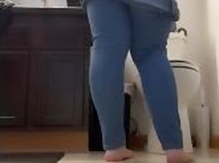 pisser, milf, maman, belle-femme-ronde, pieds, point-de-vue, serrée, fétiche, jeans, blanc