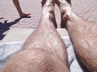 Jovencito te Enseña Sus Pies y Sus Piernas Peludas en la Piscina Pú...