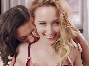 Hottest Lesbian Couple Isabella De Laa And Kelly Collins Making Out...