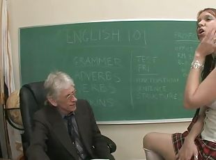 velho, professor, adolescente, caebça-vermelha, puta-slut, rabo-de-porco, jovem18, mais-velho, sala-de-aula, velho-e-jovem