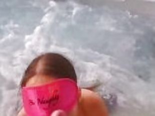 payudara-besar, umum, blowjob-seks-dengan-mengisap-penis, deepthroat-penis-masuk-ke-tenggorokan, teransang, berambut-pirang, payudara, jacuzzi, mata-tertutup