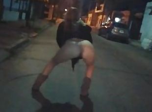 sexo en pblico arriesgado en la calle exhibiendose desnuda follando...