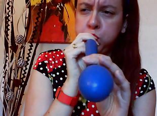Nicoletta gioca con questi grandi palloncini fino a venire in un fa...
