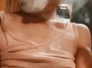 amateur, babes, adolescente, a-solas, fumando, tetitas, calientapollas