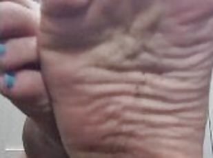 Extreem delicious dirty feet and wrinkled soles.???? Is it start to...