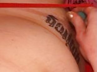 clito, poilue, masturbation, chatte-pussy, secousses, point-de-vue, lingerie, tatouage, string