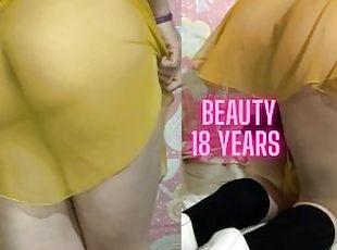 Que linda se ve en minifalda transparente enseñando el culo