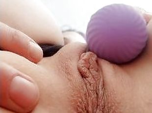 clitoris, masturbare-masturbation, orgasm, pasarica, amatori, bunaciuni, solo, de-aproape, bruneta, tatuaj