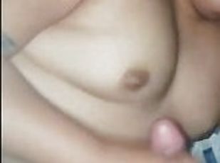 Se la chupo a mi novio y hago que se venga en mis tetas