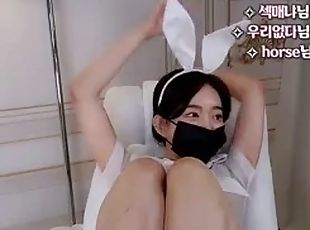 Good-looking Korean female anchor masturbates Korean+BJ live broadc...