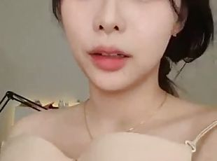 Good-looking Korean female anchor masturbates Korean+BJ live broadc...